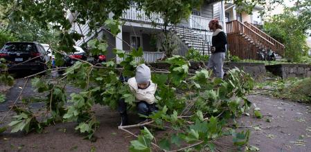 Dos vecinos en su jardín tras el paso de Fiona por Canadá