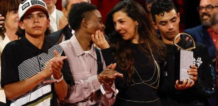 Laura Mora celebra emocionada la Concha de Oro rodeada de sus actores