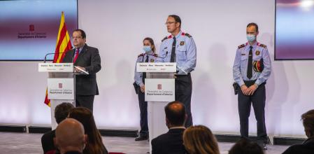 El comisario jefe de los Mossos, Josep Maria Estela, el día de su nombramiento, junto al conseller Joan Ignasi Elena y Eduard Sallent