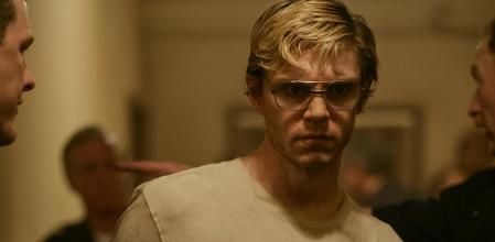 Evan Peters es Jeffrey Dahmer, el hombre también llamado 'el carnicero de Milwaukee'.