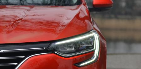 Todos los coches fabricados desde 2011 incorporan luces automáticas de conducción diurna.