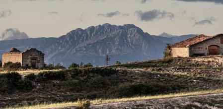 El efecto óptico muestra como si la casa estuviera junto al Pedraforca.