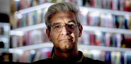 FOTO ALEX GARCIA EL ESCRITOR MEXICANO EMILIANO MONGE PRESENTA JUNTO ANTES DEL FINAL 2022/09/14