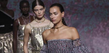 Irina Shayk luce un diseño de Chanel en el carrousel final del desfile de la firma en la Semana de la Moda de París