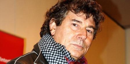 Jesús Quintero posa en el plató donde presentaba su programa de televisión, 'El loco de la colina'