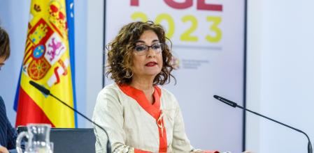 La ministra de Política Territorial y portavoz del Gobierno, Isabel Rodríguez, la vicepresidenta primera y ministra de Asuntos Económicos y Transformación Digital, Nadia Calviño, y la ministra de Hacienda y Función Pública, María Jesús Montero, explican los acuerdos adoptados por el Ejecutivo.