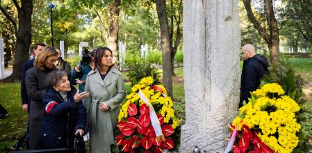 Baerbock y Wanda Traczyk-Stawska, veterana del alzamiento de Varsovia de 1944, ayer en el memorial