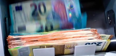 Billetes en euros en una máquina contadora de efectivo