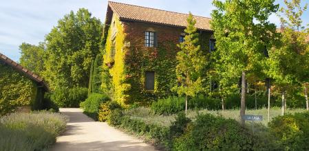 La antigua bodega Cosme Palacio se ha renovado para convertirse en un alojamiento exclusivo al que se accede por invitación