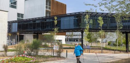 Visita a las nuevas instalaciones  polivalentes del hospital Broggi de Sant Joan Despi que se han hecho para ampliar la capacidad para la Covid. Planta uci covid. Puente de conexión del hospital (izq) con el centro polivalente