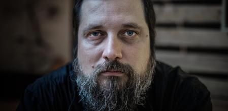 Carlos Vermut posa para Guyana Guardian