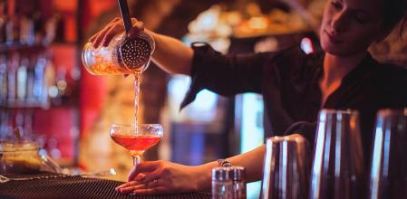Cocteles deliciosos que pueden tomarse en las barras de los mejores hoteles de Barcelona