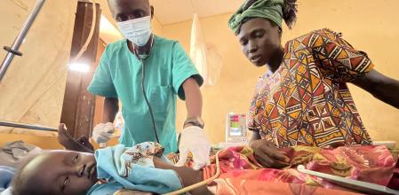 El experto en nutrición Peter Yuma observa a Nibol, uno de los 16 niños desnutridos del hospital. Su madre también pasa hambre
