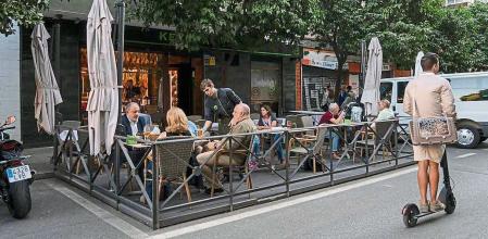 Clientes hacen uso de la terraza movil del bar Keycha autorizada por la administraci#{emoji}151;n en el periodo de pandemia por Covid, en Sevilla a 30 de septiembre de 2022. Fotograf#{emoji}146;a/ Laura Le#{emoji}151;n