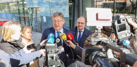 Ximo Puig junto a Inmaculada Rodríguez Piñero y Joan Calabuig, en su visita a Bruselas.