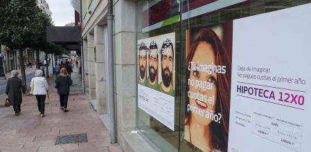 Un anuncio de hipotecas en una sucursal bancaria