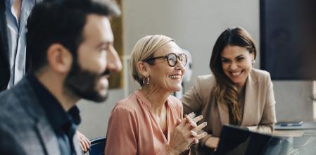 Contar con una rutina laboral facilita que la persona estructure su proyecto de vida y le otorga un rol activo en la sociedad, aumentando su autoestima y bienestar