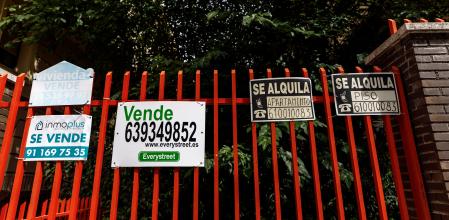 Carteles de venta y alquiler de viviendas en un edificio