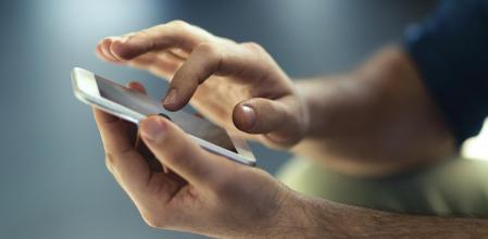 Una persona utiliza su teléfono móvil