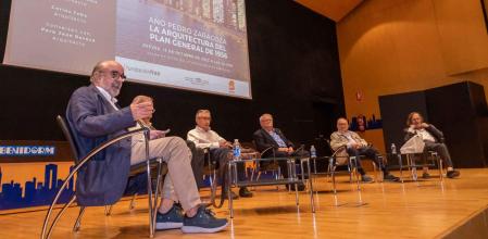 Un instante del encuentro entre los arquitectos que diseñaron buena parte de los edificios del actual Benidorm.