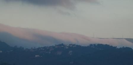 Lengua de niebla en el macizo del Garraf.