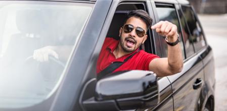 Un conductor en actitud enfadada al volante&nbsp;