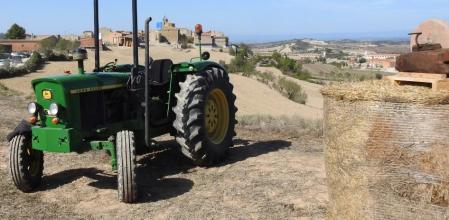 Tractor en la fiesta de Sant Galderic con Ivorra de fondo.
