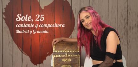 Sole llegaba a 'First Dates' con una caja donde 'guardaba' sus múltiples personalidades.