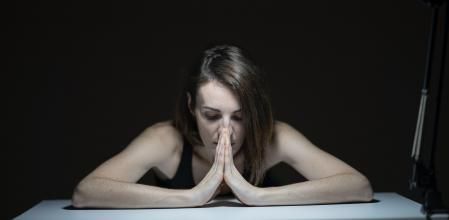 Las personas que padecen el trastorno límite de la personalidad pueden sufrir de una conducta autodestructiva a causa de sus impulsos