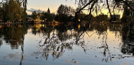 Reflejos otoñales en el lago de Puigcerdà.