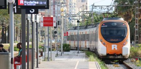 Un tren de Rodalies saliendo de la estación de Mataró en sentido Arenys de Mar