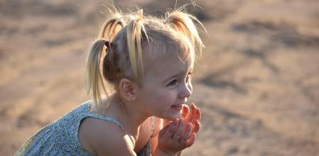 Los recogidos tirantes pueden ser una causa de la pérdida de pelo en niños.