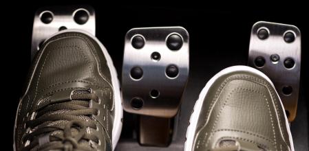 Para incrementar la vida útil del embrague, debemos evitar vicios como conducir con el pie apoyado sobre el pedal.