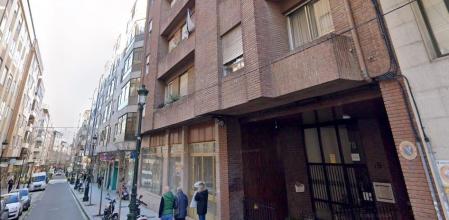 Imagen de la fachada del edificio del número 70 de la calle Zamora de Vigo donde se ha cometido la agresión mortal