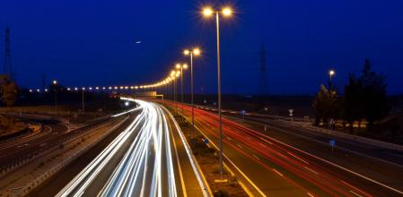 El plan del Gobierno es mejorar la eficiencia energética de la iluminación de la red viaria nacional y reducir el gasto económico