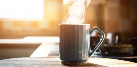 Tu café siempre caliente en la oficina o en casa gracias a estos calentadores de tazas USB