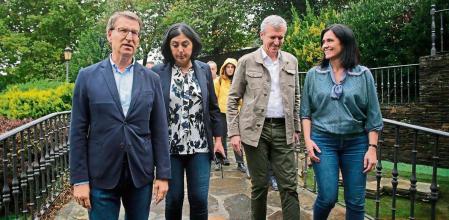 El presidente del PP, Alberto Núñez Feijóo, asiste a una pulpada con la militancia del PP en Lugo junto al presidente del PP de Galicia, Alfonso Rueda. CARLOS CASTRO/EUROPA PRESS 29/10/2022