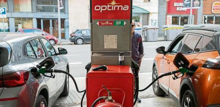 Gasolineras, surtidores de gasolina, repostando.