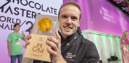 Lluc Crusellas con el primer premio del World Chocolate Masters.&nbsp;