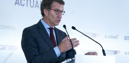 El presidente del Partido Popular (PP), Alberto Núñez Feijóo, interviene durante el ‘Ciclo de encuentros con grandes protagonistas del momento’ organizado por 'El Correo' y Petronor, en el Hotel Ciudad de Vitoria