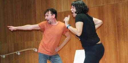 Arte solidario sobre el escenario de La Violeta.