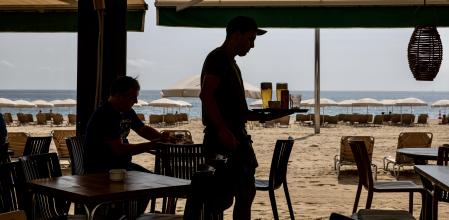 Un camarero durante un turno de trabajo