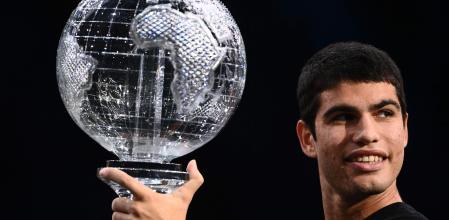 Carlos Alcaraz recogió su distintivo como número 1 mundial en el las ATP Finals de Turín. 