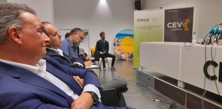 Salvador Navarro y Carlos Baño siguen la rueda de prensa en la que la CEV e Ineca han denunciado la escasa inversión del Estado en Alicante. La convocatoria de dos manifestaciones de protesta distintas ha sido motivo de discrepancia en los últimos días.