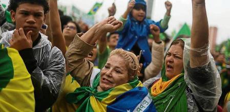 People take part in a protest over Brazil's President Jair Bolsonaro's defeat in the presidential run-off election, in front of the Army Headquarters in Rio de Janeiro, November 2, 2022. REUTERS/Pilar Olivares