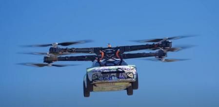 El coche volador X3, desarrollado por la filial de la firma china XPeng, realizó el primer vuelo de prueba en Dubai