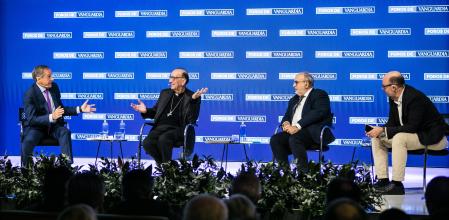 El arzobispo Omella, respondiendo a los periodistas Ramon Rovira, que presentó el acto, Enric Juliana y Jordi Basté