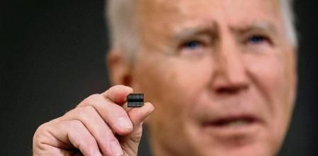 Washington (Usa), 22/02/2021.- US President Joe Biden holds a semiconductor during his remarks before signing an Executive Order on the economy with Vice President Kamala Harris (not pictured) in the State Dining Room of the White House, in Washington, DC, USA, 24 February 2021. (Estados Unidos) EFE/EPA/Doug Mills / POOL