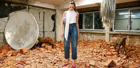 Dua Lipa visita una instalación artística en el Grand Hotel Pristina, en Pristina (Kosovo), durante la bienal Manifesta 14.