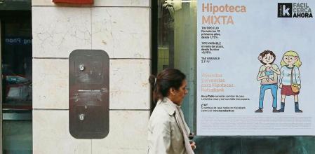 sucursal de banco con publicidad de hipotecas